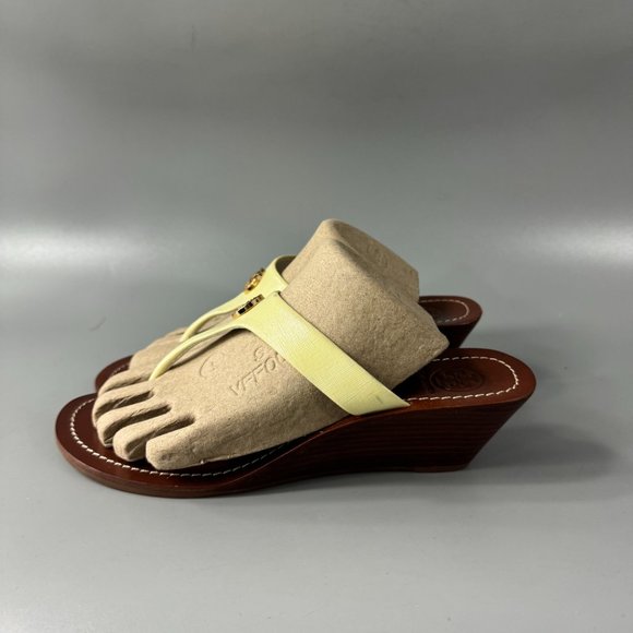 Tory Burch Cameron Wedge Thong Patent Saffiano Yellow-Gold, Size 8.5 - Picture 5 of 12